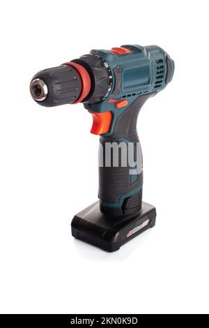 Trapano avvitatore a batteria isolato su sfondo bianco. Strumento professionale Foto Stock