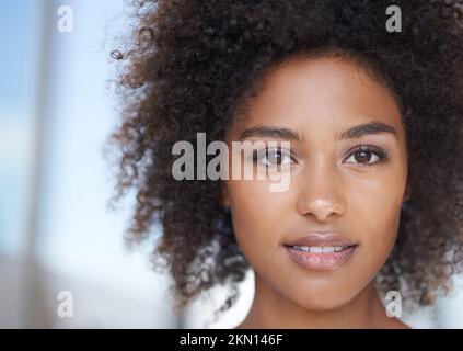 Offre una bellezza naturale. una giovane donna attraente nel suo bagno a casa. Foto Stock