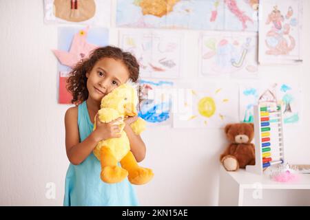 HES il mio migliore amico. Ritratto di una bambina adorabile che tiene il suo orsacchiotto. Foto Stock
