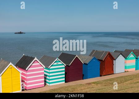 Inghilterra, Kent, Herne Bay, Colourful Beach Huts Foto Stock