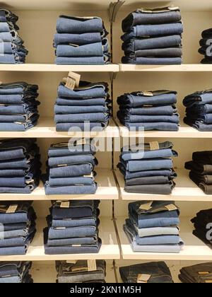 L'ultimo abito di moda degli uomini indiani appeso su appendiabiti, in un negozio al dettaglio nel mercato, abbigliamento tradizionale per gli uomini. Foto Stock