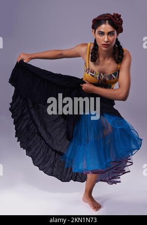 Permettetemi di mostrarvi come lo facciamo. Un'immagine in studio di una bella ballerina in posa. Foto Stock