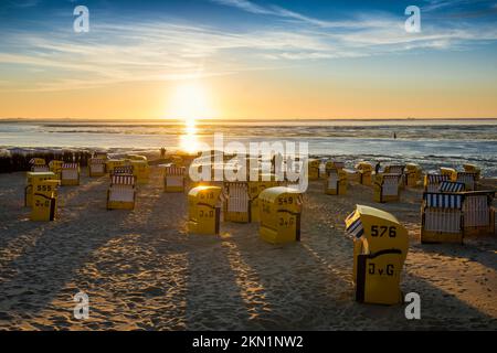 Sedie da spiaggia gialle e mud flats, tramonto, Duhnen, Cuxhaven, Mare del Nord, Bassa Sassonia, Germania, Europa Foto Stock