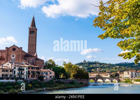 Splendida vista serena sull'antica città di Verona in Italia Foto Stock