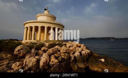 Faro classicista, lanterna di San Teodosio, cielo blu con nuvole bianche, Argostoli, Cefalonia, Isole IONIE, Grecia, Europa Foto Stock