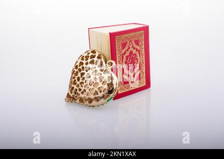 Forma del cuore e sacro libro islamico Quran mini dimensione Foto Stock