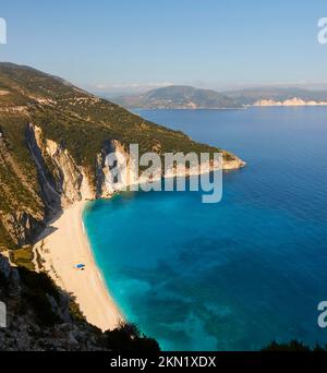 Myrtos Beach, vista dall'alto, spiaggia di sabbia bianca, baia in scogliera, pendici troppo grandi, Mare blu e turchese, cielo blu quasi senza nuvole, Isola di Cefalonia, Foto Stock