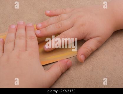 Carta per appunti dipinta a mano su sfondo marrone Foto Stock