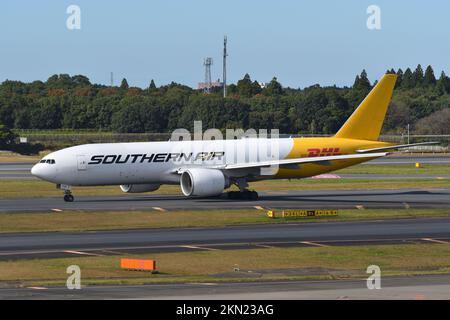 Prefettura di Chiba, Giappone - 29 ottobre 2021: DHL Boeing B777F (N774SA) cargo. Foto Stock