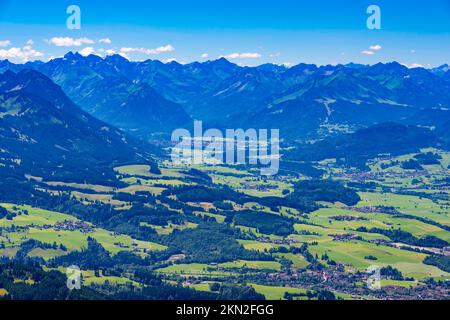 Panorama dal Grünten, 1738m m, nella valle dell'Illertal fino a Oberstdorf, con le Alpi Allgäu alle spalle, alta Allgäu, Allgäu, Baviera, Germania, Foto Stock