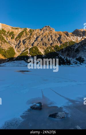 Lower Gaisalpsee, dietro di esso le Entschenkopf, 2043m, Allgäu Alpi, Allgäu, Baviera, Germania, Europa Foto Stock