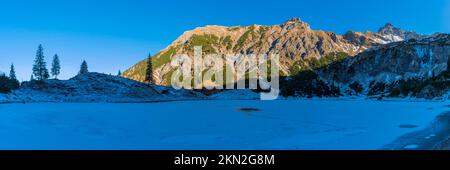Lower Gaisalpsee, dietro di esso le Entschenkopf, 2043m, Allgäu Alpi, Allgäu, Baviera, Germania, Europa Foto Stock