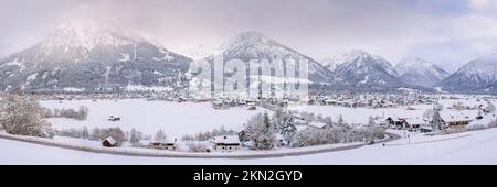 Lorettowiesen, Oberstdorf, dietro Rubihorn, 1957m, Gaisalphorn, 1953m, Schattenberg, 1845m, e Riffenkopf, 1748m, Alpi di Allgäu, Allgäu, Baviera, Germa Foto Stock