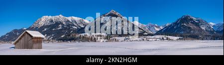 Lorettowiesen, Oberstdorf, dietro Rubihorn, 1957m, Gaisalphorn, 1953m, Schattenberg, 1845m, e Riefenkopf, 1748m, Alpi di Allgäu, Allgäu, Baviera, Germa Foto Stock