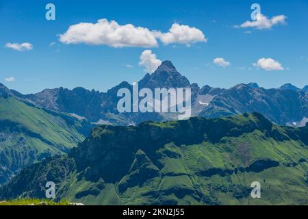 Sentiero alto di Koblat sul Nebelhorn, alle sue spalle il Hochvogel, 2592m, Alpi Allgäu, Allgäu, Baviera, Germania, Europa Foto Stock