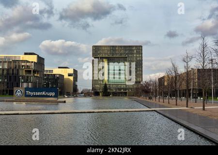 Complesso di costruzione con cubo Q1 e bacino d'acqua nel quartiere ThyssenKrupp, sede centrale, sede centrale, architettura moderna, soleggiato inverno noi Foto Stock