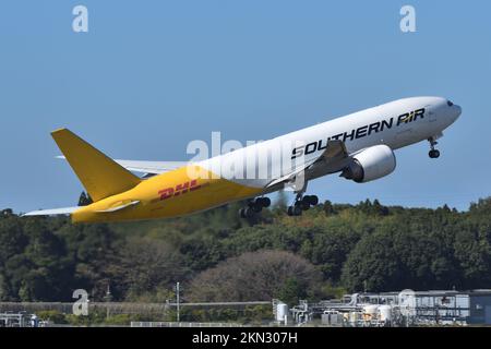 Prefettura di Chiba, Giappone - 29 ottobre 2021: DHL Boeing B777F (N774SA) cargo. Foto Stock