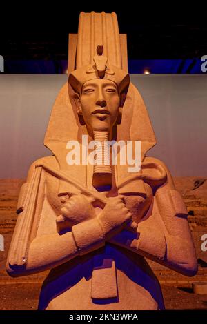 LIONE, FRANCIA, 25 novembre 2022 : Statua di Akhenaton, padre di Tutankhamon, presentata nella mostra 'Tutankhamon, alla scoperta del Phar dimenticato Foto Stock