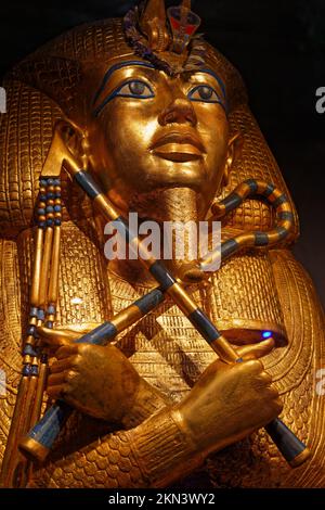 LIONE, FRANCIA, 25 novembre 2022 : Tutankhamon oro sarcofago replica, presentato nella mostra che celebra 100 anni di scoperta. Foto Stock