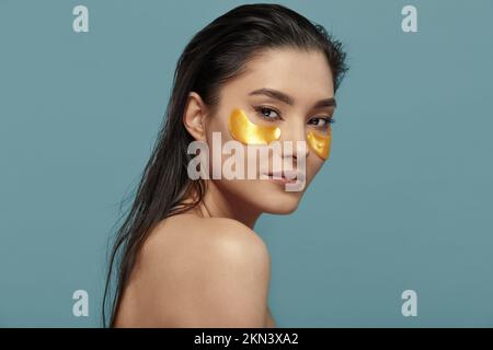 Bella faccia da ragazza con idratazione sotto gli occhi. Foto Stock