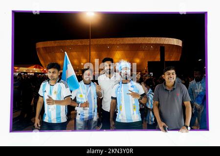 Lusail, Qatar. 26th Nov 2022. I fan argentini fuori dallo stadio di Lusail durante la partita della Coppa del mondo FIFA Qatar 2022, Gruppo C, tra Argentina e Messico hanno giocato al Lusail Stadium il 26 novembre 2022 a Lusail, Qatar. (Foto di Bagu Blanco/PRESSIN) Credit: Sipa USA/Alamy Live News Foto Stock