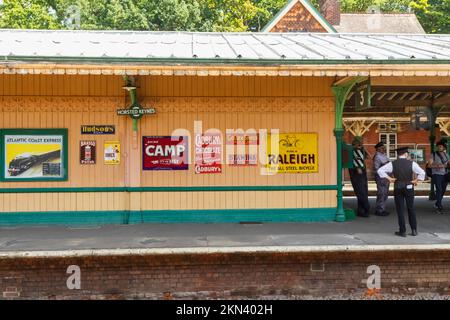 Inghilterra, Sussex, Bluebell Railway, Horsted Keynes Station, Platform Scene Foto Stock