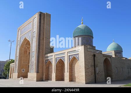 Barak Khan Madrasa, Piazza Hazrat Imam, Città Vecchia, Tashkent, Provincia di Tashkent, Uzbekistan, Asia centrale Foto Stock