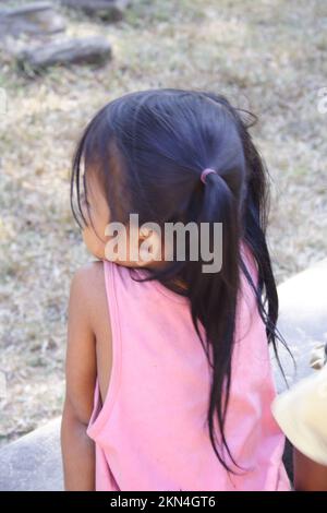 Bambino che gioca all'inizio della strada sopraelevata, Boeng Mealea Tempio, Siem Reap, Cambogia. Foto Stock