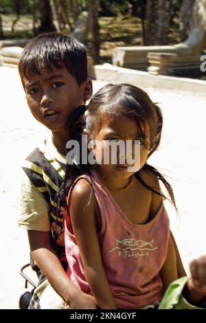 Bambini che giocano all'inizio della strada sopraelevata, il Tempio di Boeng Mealea, Siem Reap, Cambogia. Foto Stock