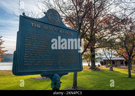 Scio, Ohio, USA- 24 ottobre 2022: Marcatore storico per il punto più occidentale delle sette catene montuose, il primo terreno indagato in Ohio dopo il trattamento del 1763 Foto Stock