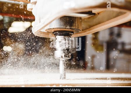 Primo piano di taglio del legno con fresatrici cnc. Foto Stock