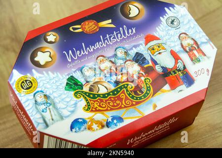 Amburgo, Germania - Novembre 27 2022: 1 Packung Weihnachtsteller von Winter Traum auf Holz - 1 confezione di piatti di Natale da Winter Traum su legno Foto Stock