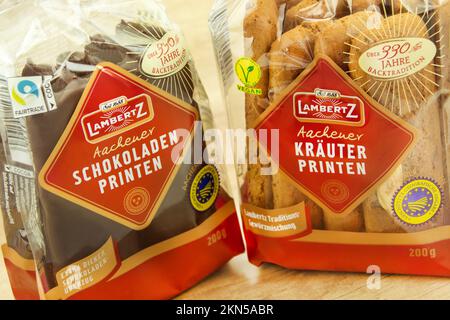 Amburgo, Germania - Novembre 27 2022: 2 Sorten Aachener Printen Weihnachtskekse von Lambertz - 2 varietà di biscotti natalizi Aachener Printen fr Foto Stock
