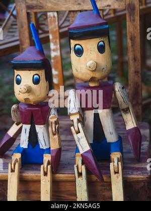 Simpatico pupazzo di pinocchio in legno Foto Stock