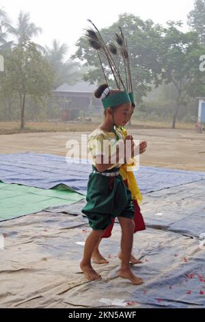 I bambini che fanno la danza piuma di pavone, VAT Luong, Provincia di Pursat, Cambogia. Mattina Misty. Foto Stock