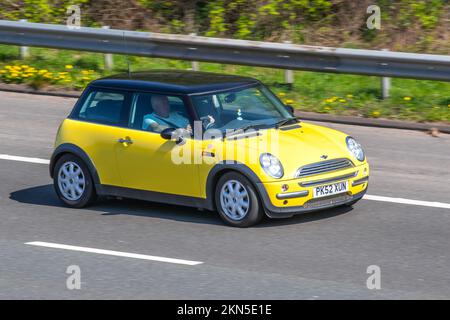 2002 giallo MINI COOPER 1598cc 5 manuale velocità; viaggiando sull'autostrada M6, Regno Unito Foto Stock
