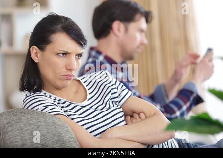 coppia seduta sul divano donna è sulking Foto Stock