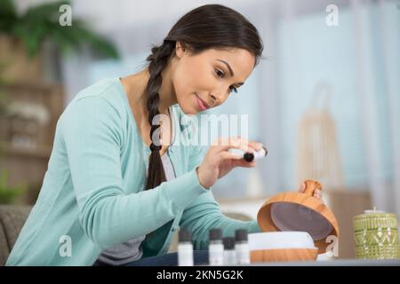 donna che prova un set con oli essenziali di agrumi Foto Stock