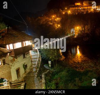 Ponte con cavi d'acciaio sul fiume Brembo di notte Foto Stock