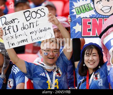 Al Rayyan, Qatar. 27th Nov 2022. I fan reagiscono prima della partita di gruppo e tra Giappone e Costa Rica alla Coppa del mondo FIFA 2022 allo stadio Ahmad Bin Ali di al Rayyan, Qatar, 27 novembre 2022. Credit: Wang Lili/Xinhua/Alamy Live News Foto Stock