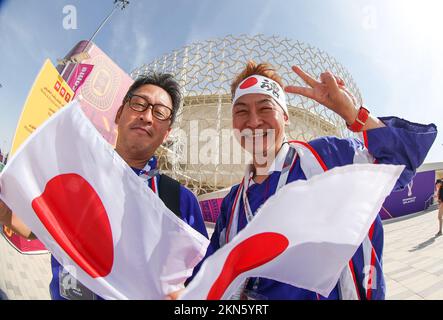 Al Rayyan, Qatar. 27th Nov 2022. I fan reagiscono prima della partita di gruppo e tra Giappone e Costa Rica alla Coppa del mondo FIFA 2022 allo stadio Ahmad Bin Ali di al Rayyan, Qatar, 27 novembre 2022. Credit: Jia Haocheng/Xinhua/Alamy Live News Foto Stock