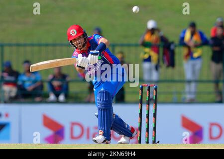 Kandy, Sri Lanka. 27th novembre 2022. Il Rahmat Shah dell'Afghanistan gioca un colpo durante la partita di cricket ODI del 2nd tra Sri Lanka e Afghanistan al Pallekele International Cricket Stadium di Kandy il 27th novembre 2022. Viraj Kothalwala/Alamy Live News Foto Stock