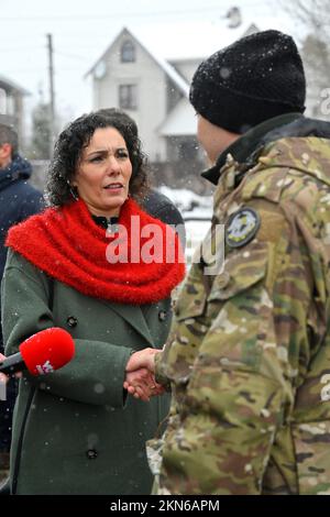 ATTENZIONE REDATTORI - RETTIFICA - CORREZIONE DIDASCALIA - Visita di Buca al posto del Centro Spilno dell'Unicef - VERSIONE CORRETTA SEGUE: Il ministro degli Esteri Hadja Lahbib ha raffigurato durante una visita a Buca, alla periferia di Kyiv, il secondo giorno di una visita in Ucraina, domenica 27 novembre 2022. Nell'aprile del 2022, quasi 500 corpi di residenti di Buca sono stati scoperti nelle strade della città, vittime del massacro di Buca, dell'omicidio di massa di civili ucraini da parte delle forze armate russe durante la lotta per la città Ucraina di Buca e l'occupazione in mezzo all'invasione russa dell'Ucraina. Primo Ministro De Cro Foto Stock