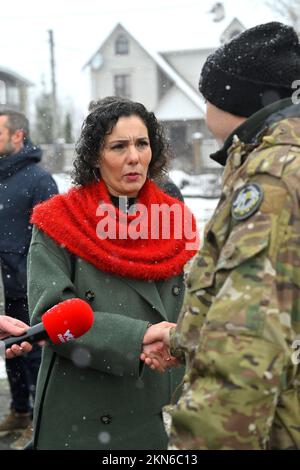 ATTENZIONE REDATTORI - RETTIFICA - CORREZIONE DIDASCALIA - Visita di Buca al posto del Centro Spilno dell'Unicef - VERSIONE CORRETTA SEGUE: Il ministro degli Esteri Hadja Lahbib ha raffigurato durante una visita a Buca, alla periferia di Kyiv, il secondo giorno di una visita in Ucraina, domenica 27 novembre 2022. Nell'aprile del 2022, quasi 500 corpi di residenti di Buca sono stati scoperti nelle strade della città, vittime del massacro di Buca, dell'omicidio di massa di civili ucraini da parte delle forze armate russe durante la lotta per la città Ucraina di Buca e l'occupazione in mezzo all'invasione russa dell'Ucraina. Primo Ministro De Cro Foto Stock