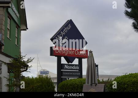 McArthur Glen Designer Outlet Sign. Bridgend, Galles, Regno Unito. 20th novembre 2022. Foto Stock