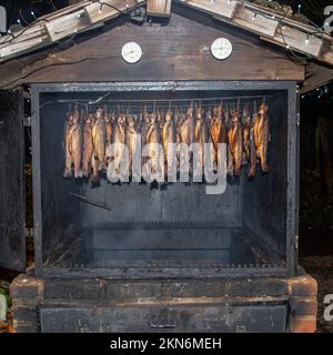 Pesce appeso in un fumatore di notte Foto Stock