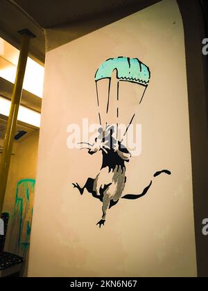 'Parachuting Rat' - Banksy Ausstellung in Mülheim-Ruhr Foto Stock