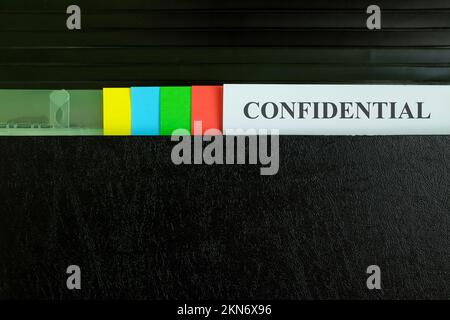Record di file riservato nella cartella Binder nera. Concetto aziendale di informazioni riservate. Foto Stock