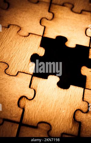 Foto oggetto figurativo su un gioco di pezzi di puzzle mancanti con buchi scuri gaping. Assenza completata Foto Stock
