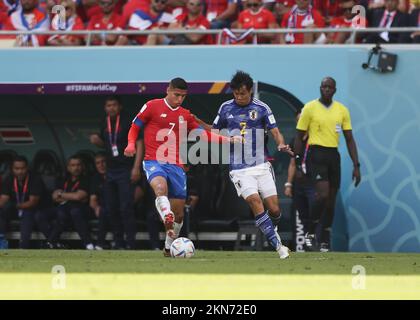 Al Rayyan, Qatar. 27th Nov 2022. 27th novembre 2022; Ahmed bin Ali Stadium, al Rayyan, Qatar; Coppa del mondo FIFA Football, Giappone contro Costa Rica; Anthony Contreras del Costa Rica sfidato da Miki Yamane del Giappone Credit: Action Plus Sports Images/Alamy Live News Foto Stock